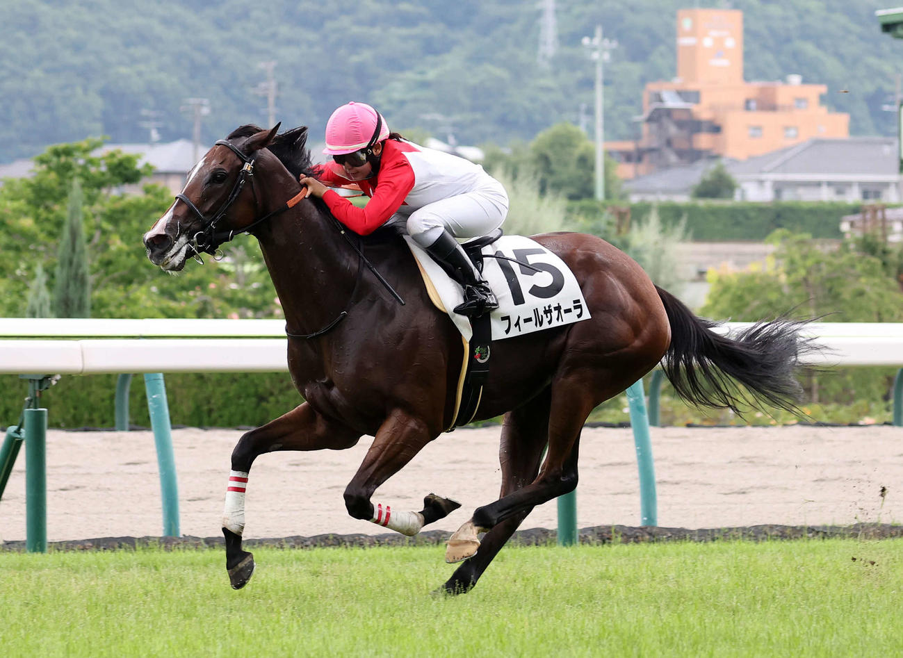 3歳以上1勝クラスを制したフィールザオーラと小林美駒騎手（撮影・鈴木正人）