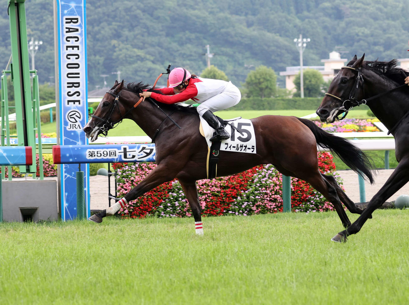 3歳以上1勝クラスを制したフィールザオーラと小林美駒騎手（撮影・鈴木正人）