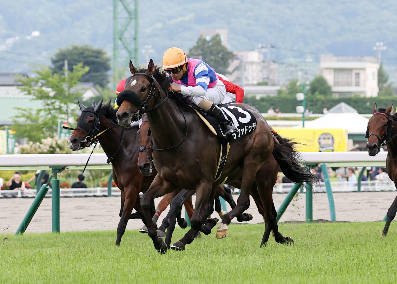 織姫賞を制したラファドゥラと木幡巧也騎手（撮影・鈴木正人）