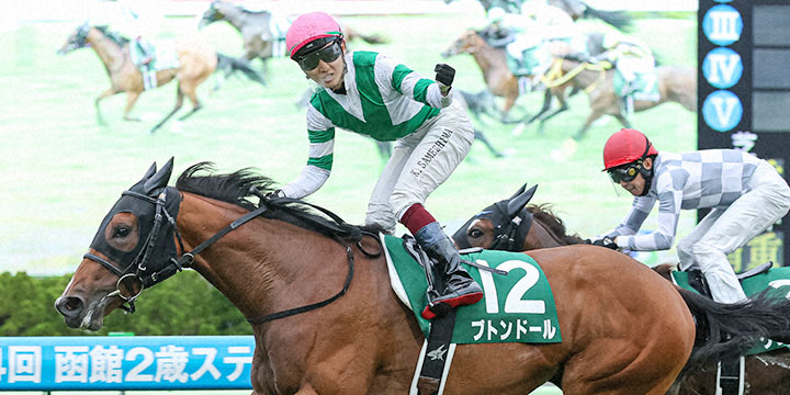 函館2歳Sを制し世代最初の重賞馬となったブトンドールと鮫島駿騎手（撮影・村野早祐）＝2022年7月16日、函館競馬場