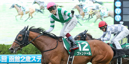 函館2歳Sを制し世代最初の重賞馬となったブトンドールと鮫島駿騎手(撮影・村野早祐)=2022年7月16日、函館競馬場