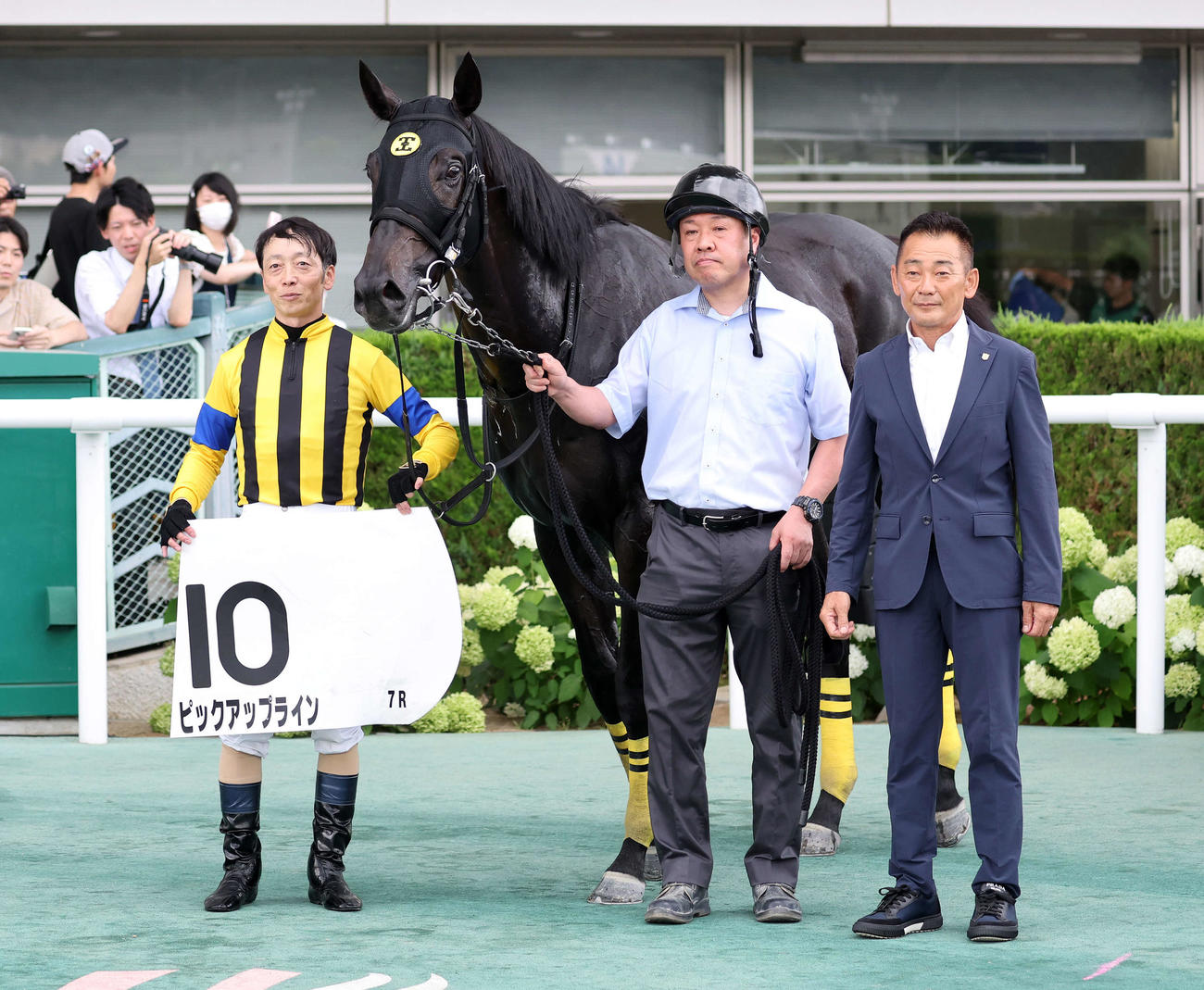 福島7R・3歳未勝利を制したピックアップラインと武士沢友治騎手（左）（撮影・鈴木正人）