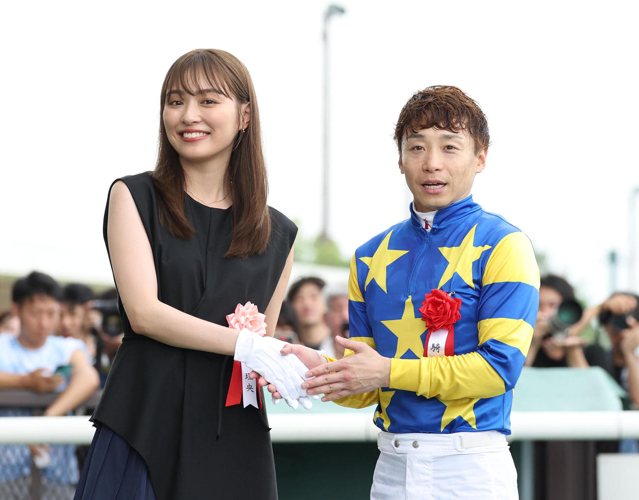 笑顔で握手するプレゼンターの内田理央（左）と池添騎手（撮影・白石智彦）