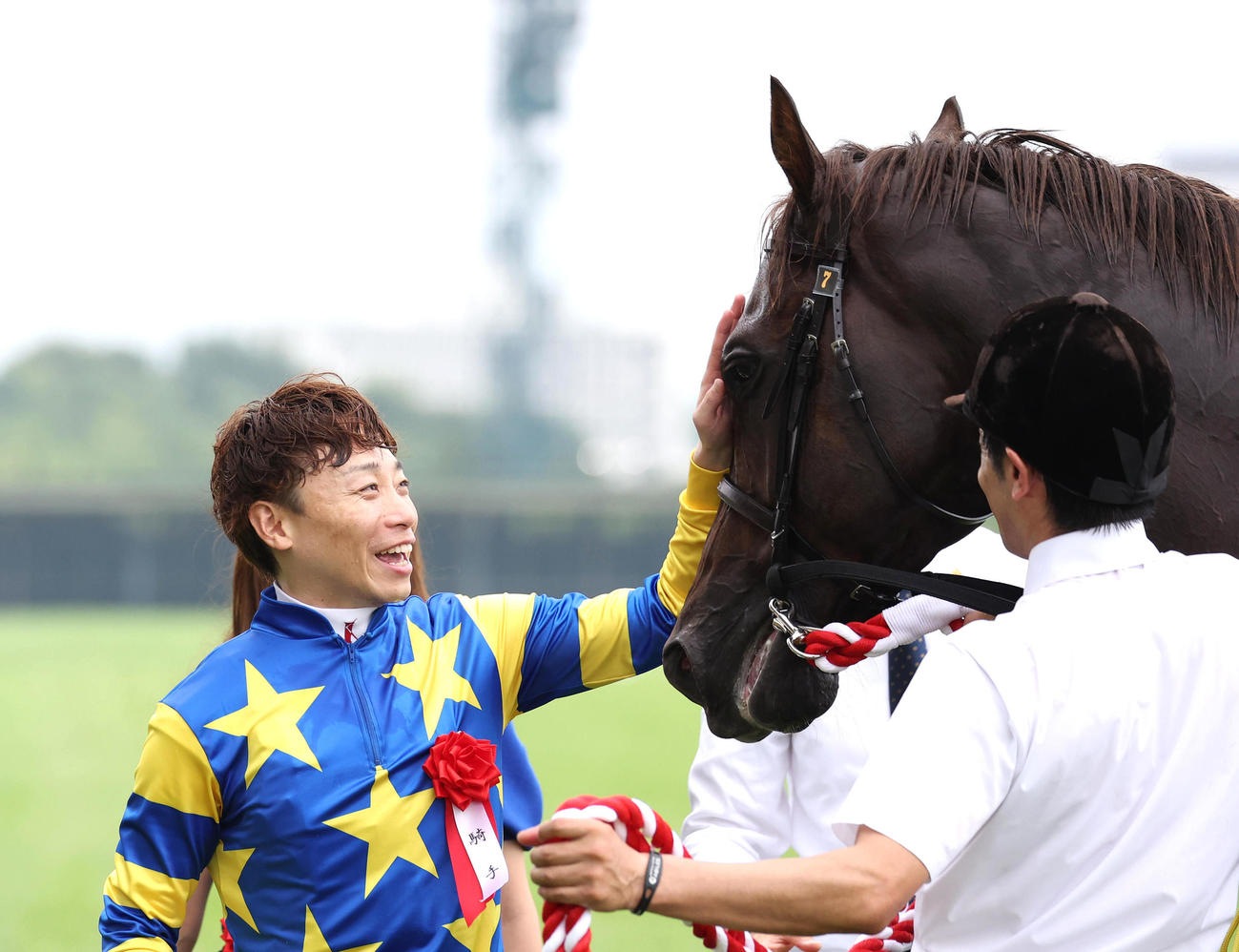 ドンフランキーを笑顔でなでる池添騎手（撮影・白石智彦）
