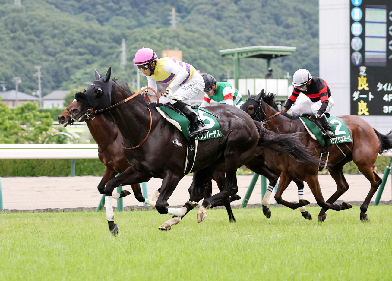 七夕賞を制したセイウンハーデス（手前）と幸英明騎手（撮影・鈴木正人）