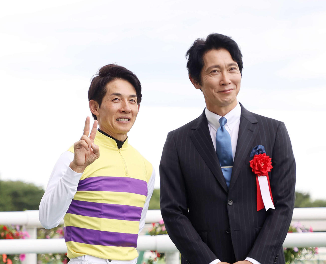 七夕賞を制した幸英明騎手（左）とプレゼンターの佐々木蔵之介（撮影・鈴木正人）