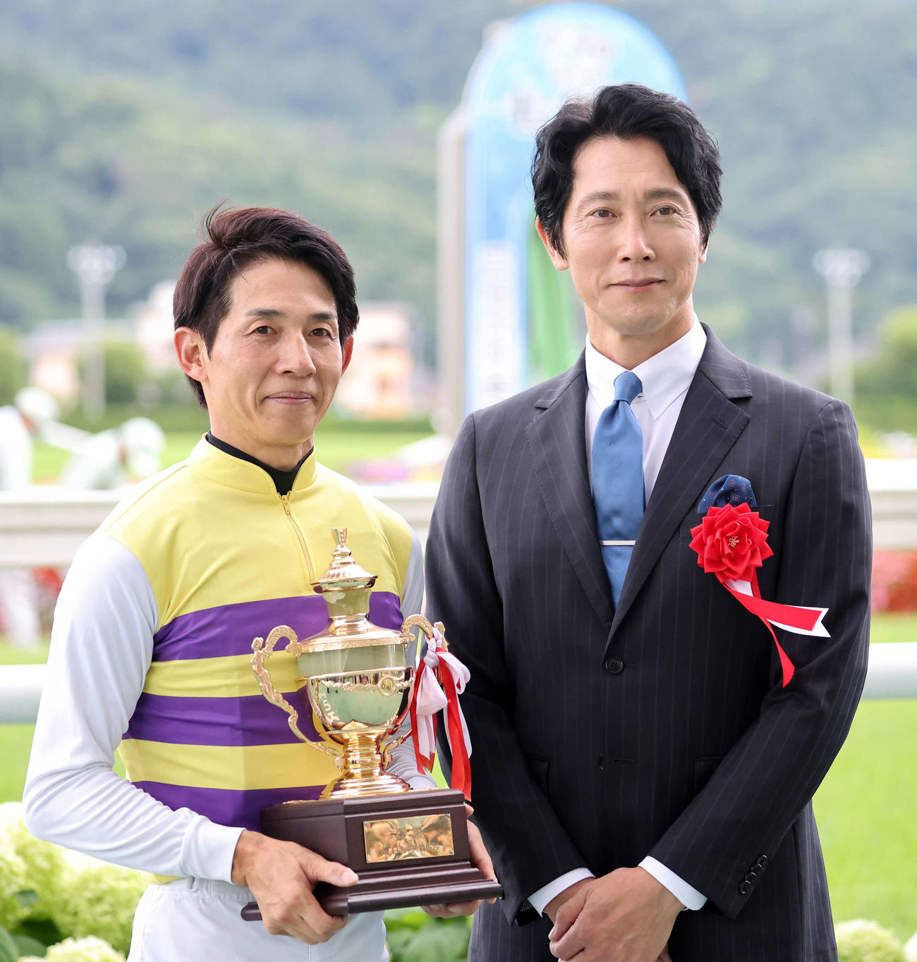 七夕賞を制した幸英明騎手（左）とプレゼンターの佐々木蔵之介（撮影・鈴木正人）