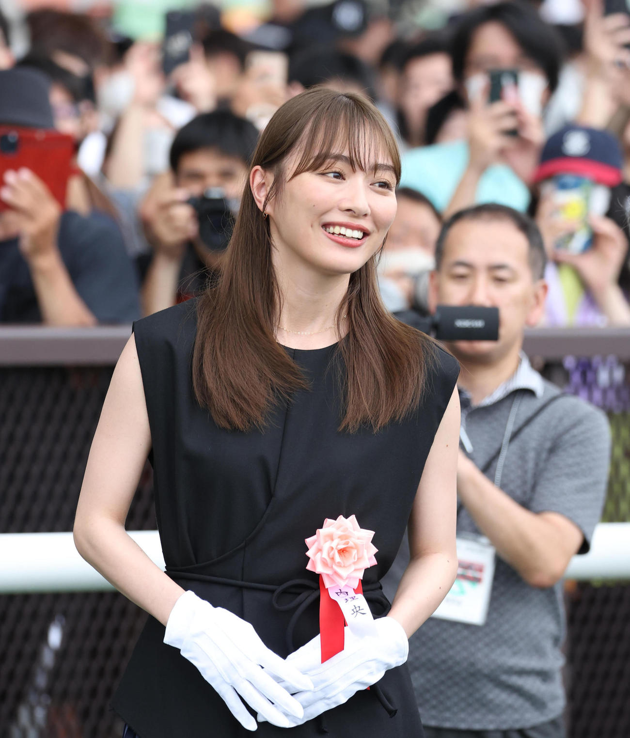 プロキオンSの表彰式プレゼンターを務める内田理央（撮影・白石智彦）