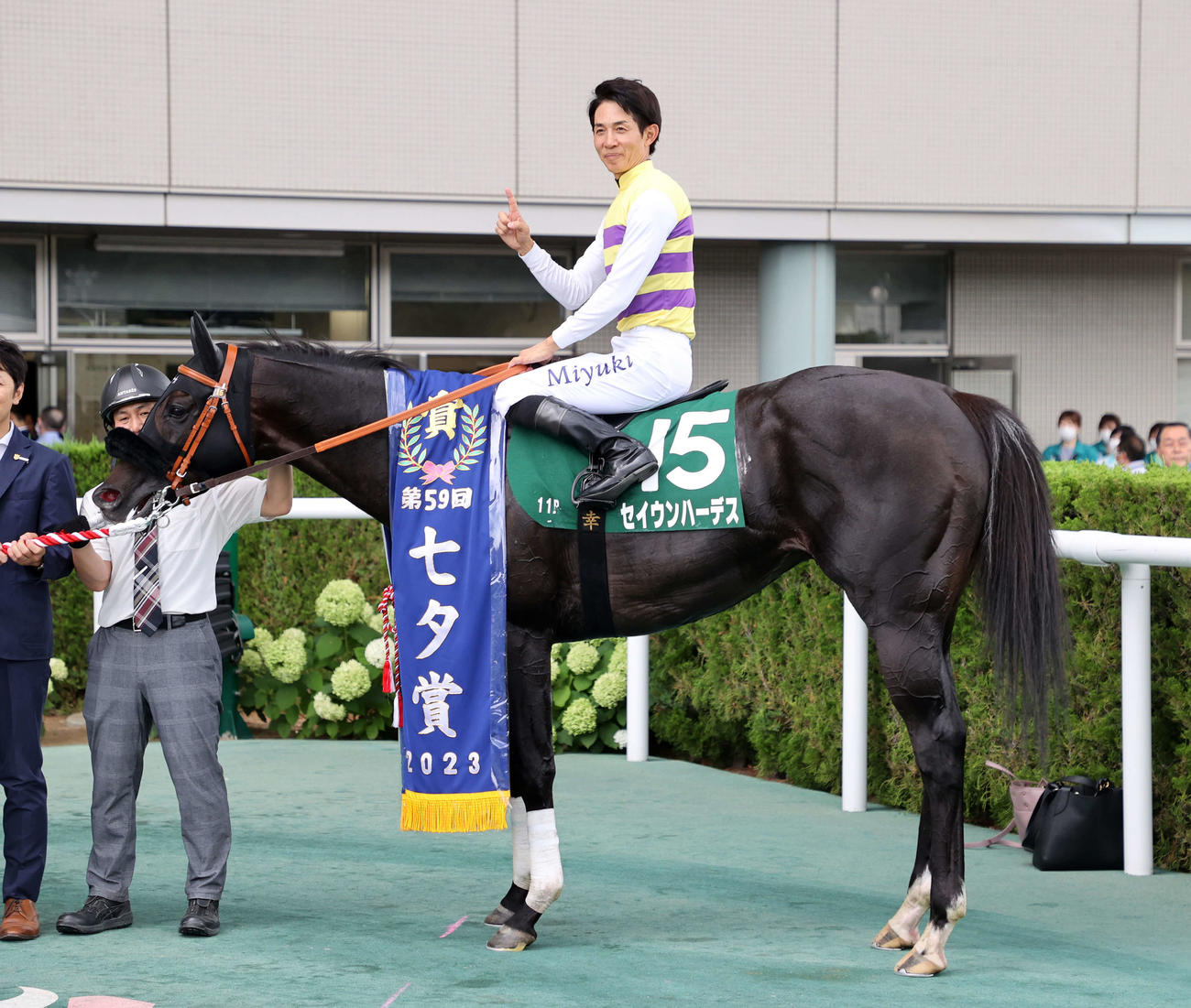 七夕賞を制したセイウンハーデスとポーズを決める幸英明騎手（撮影・鈴木正人）