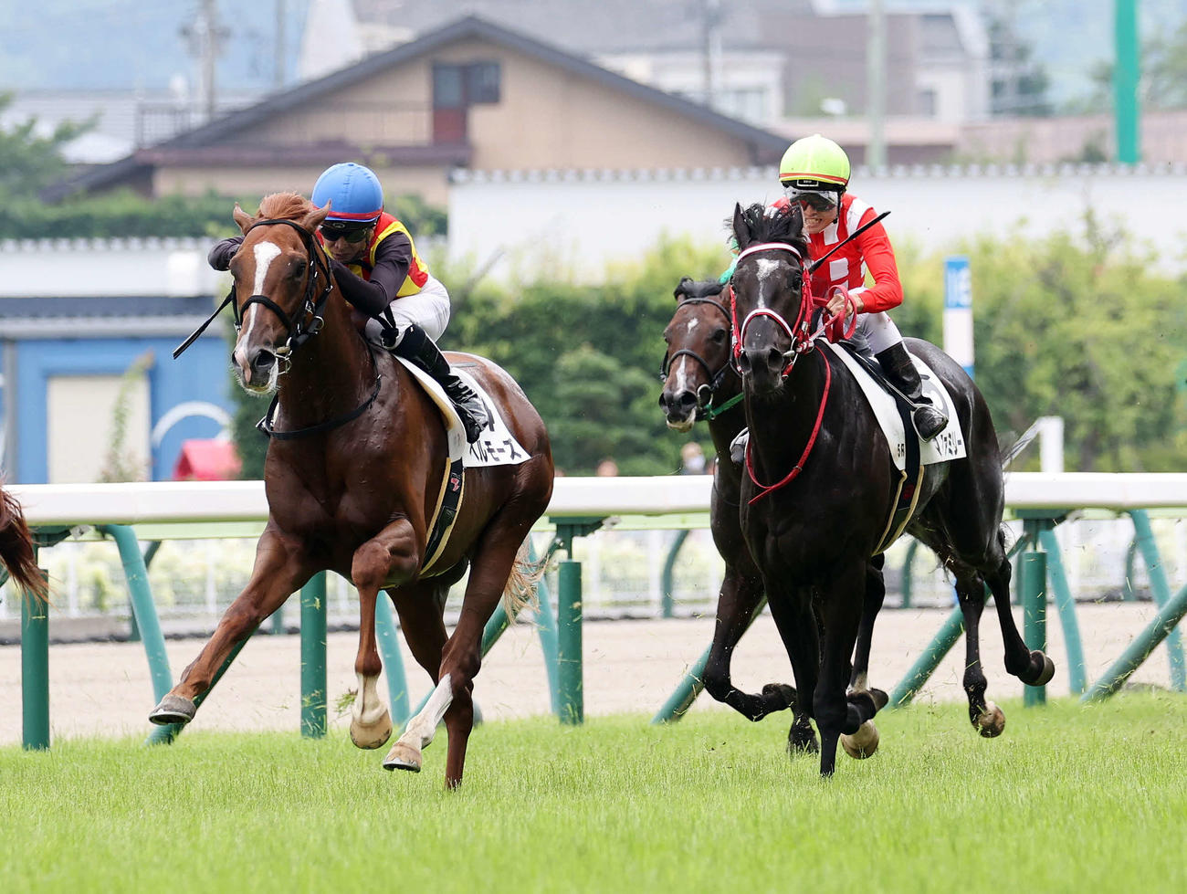 新馬戦を制したヘルモーズ（左）と団野大成騎手（撮影・鈴木正人）
