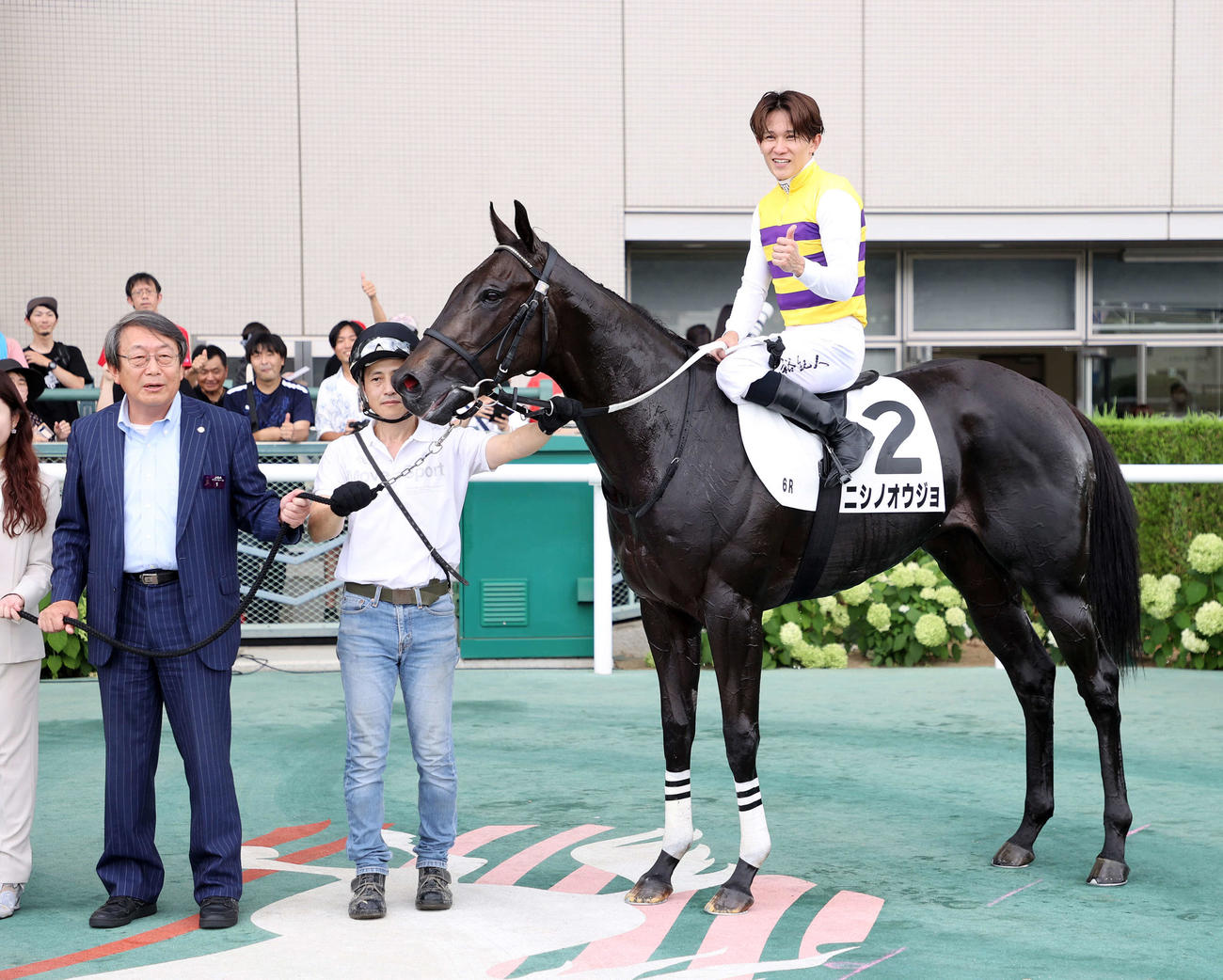 新馬戦を制したニシノオウジョと石川裕紀人騎手（撮影・鈴木正人）
