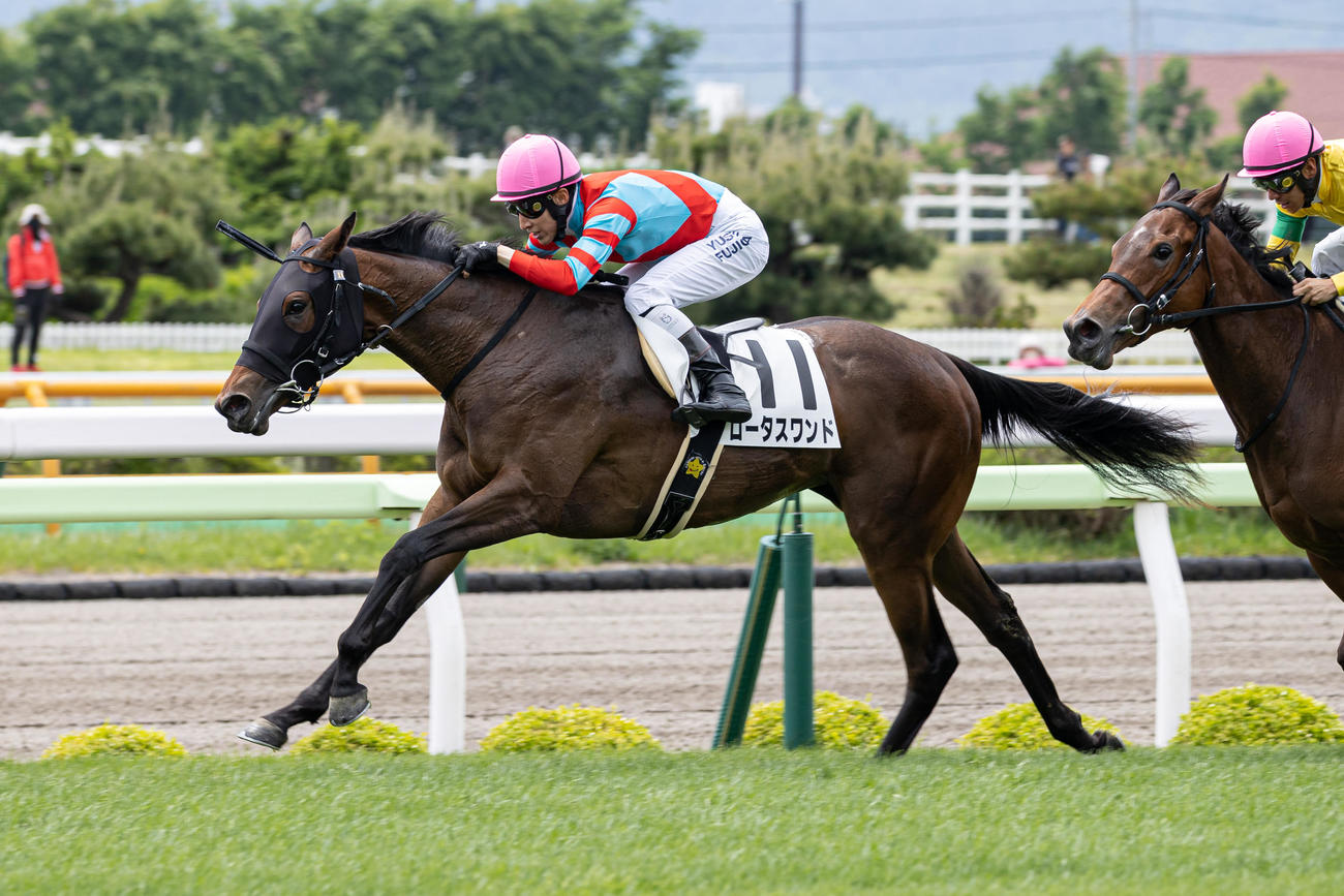 6月11日、デビュー戦を制したロータスワンドと藤岡佑騎手（撮影・村野早祐）