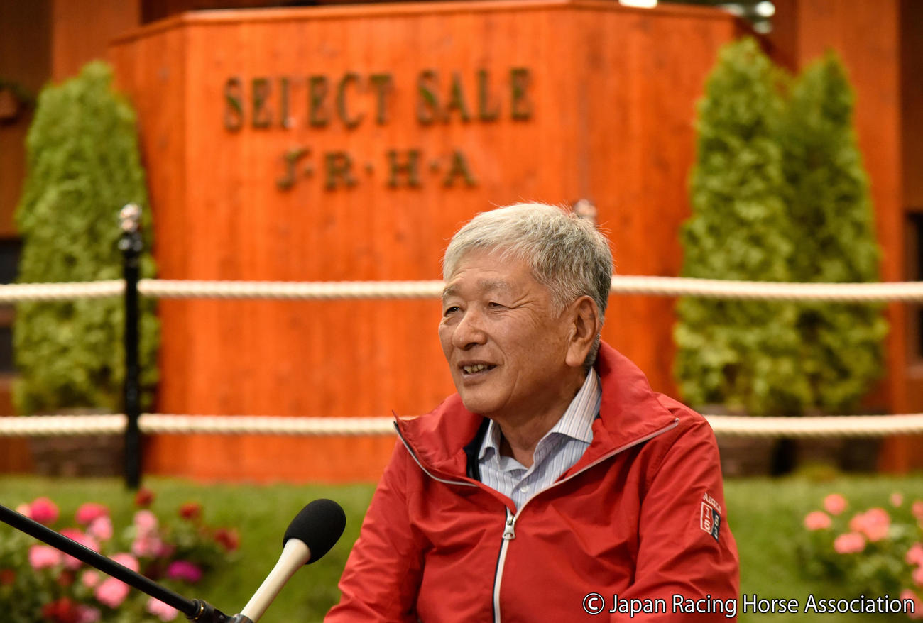 セレクトセールの総括を行う日本競走馬協会の吉田照哉会長代行（JRHA提供）