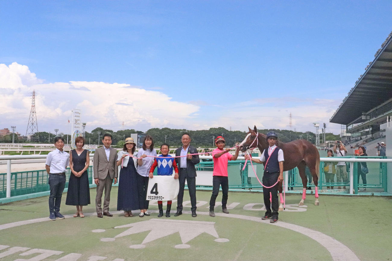 園田4Rを勝利したマミエミモモタローの口取り写真に収まるハイヒール・モモコ（左から4人目）