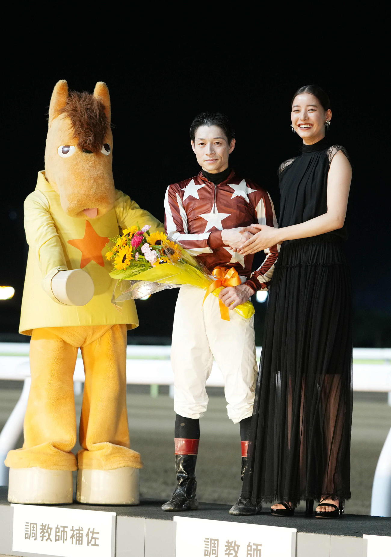 大井11R、レースを終え、握手を交わす御神本騎手（中央）と新木優子（右）（撮影・横山健太）
