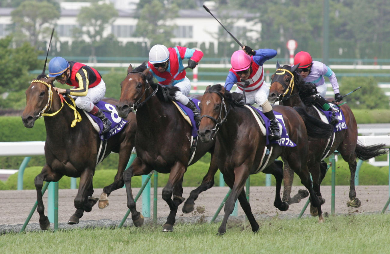 10年宝塚記念を制したナカヤマフェスタと柴田善臣騎手（右）
