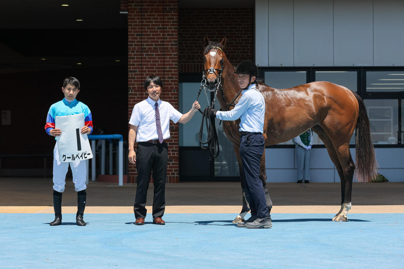 6月25日函館5R、デビュー戦を制したクールベイビーと佐々木騎手（左）