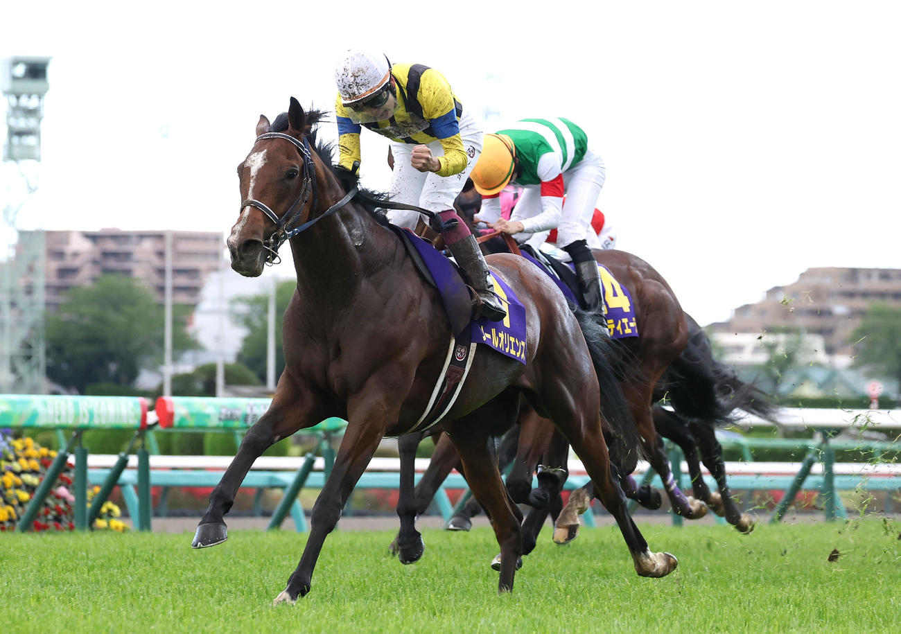 皐月賞を制したソールオリエンス。鞍上の横山武史騎手はガッツポーズを見せる（23年4月撮影）