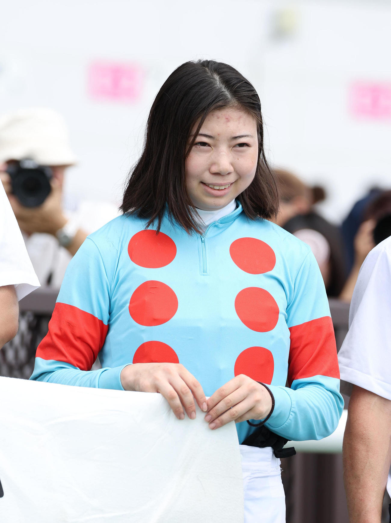 中京2R、ピュアグルーヴで中京2Rを勝利して口取りに並ぶ河原田騎手（撮影・白石智彦）