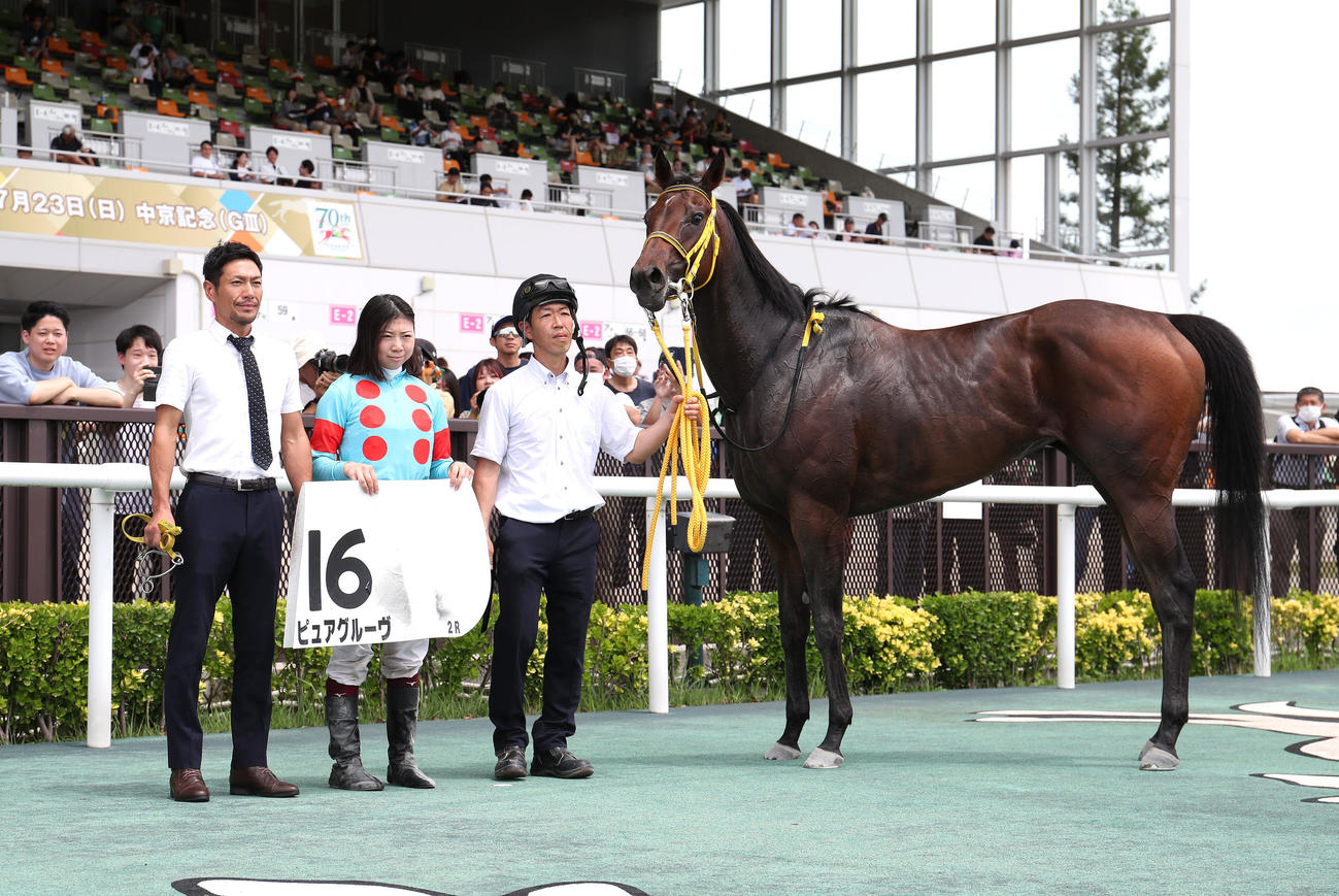中京2R、ピュアグルーヴで中京2Rを勝利して口取りに並ぶ河原田騎手（中央）（撮影・白石智彦）