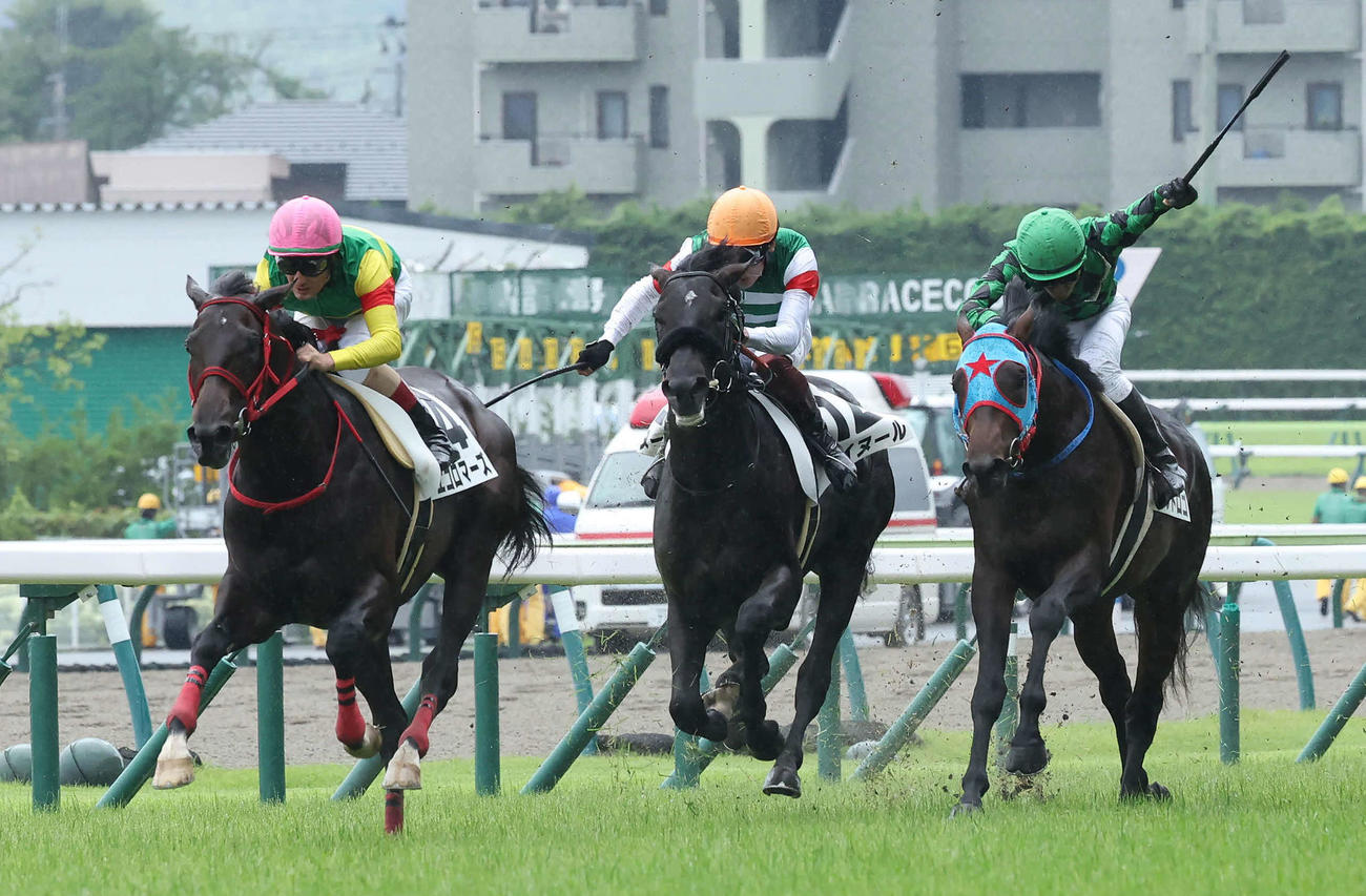 福島5R、デビュー戦を制したエコロマーズとM・デムーロ騎手（左）（撮影・丹羽敏通）