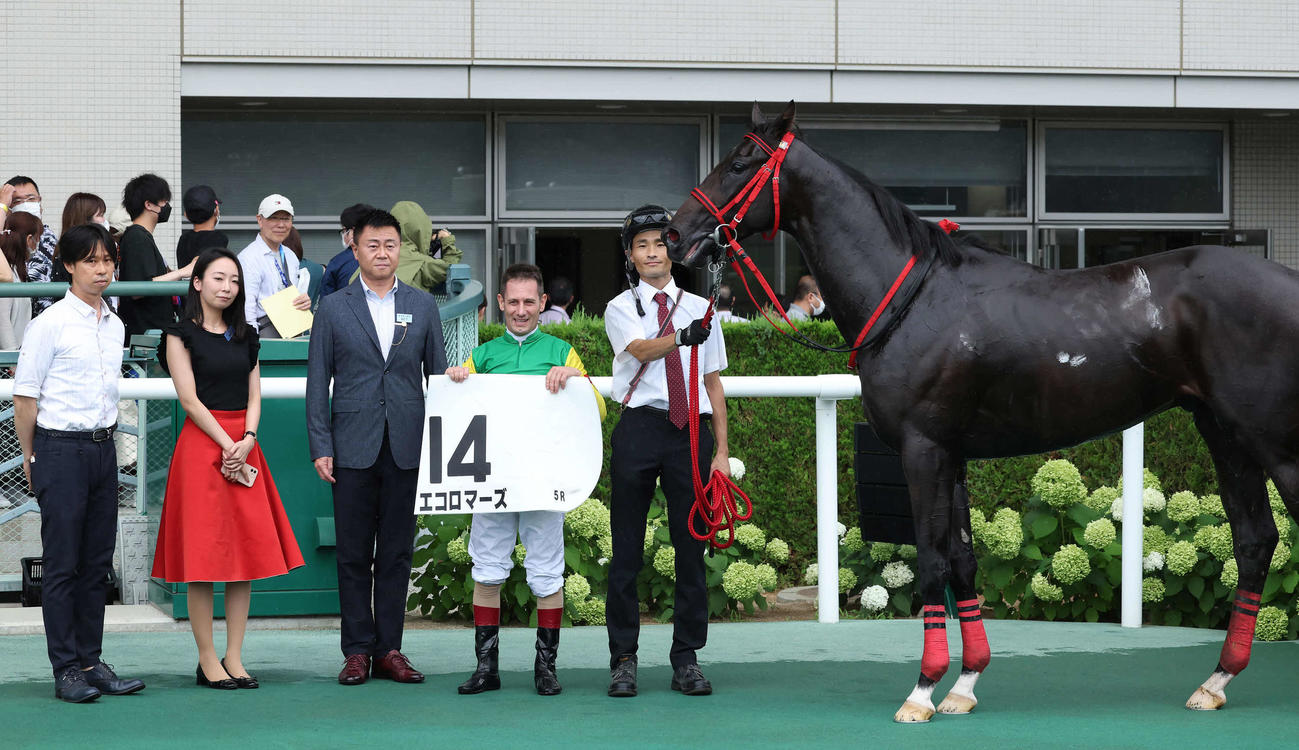福島5R、デビュー戦を快勝したエコロマーズの口取りをするM・デムーロ騎手（撮影・丹羽敏通）