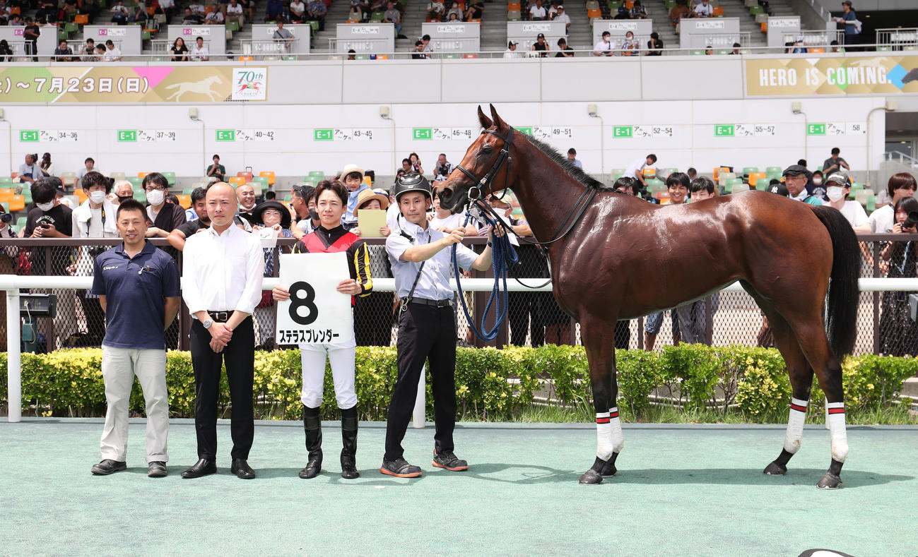 中京5R、新馬戦を制したステラスプレンダーと口取りに並ぶ松山騎手（右から2人目）（撮影・白石智彦）