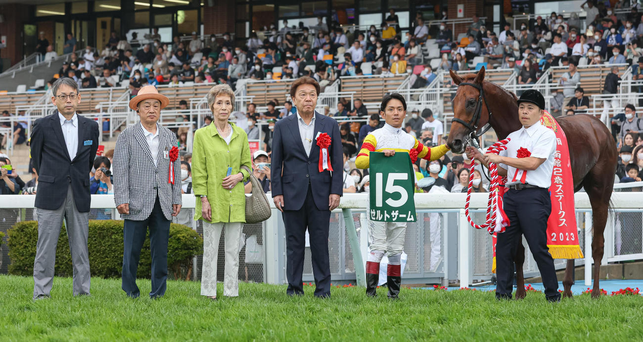 函館2歳Sを制したゼルトザームと口取りに並ぶ浜中騎手（右から2人目）（撮影・村野早祐）