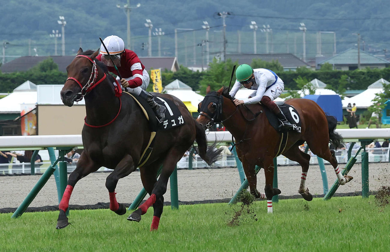 福島11R、バーデンバーデンCを制したデュガと菅原明騎手（左）（撮影・丹羽敏通）