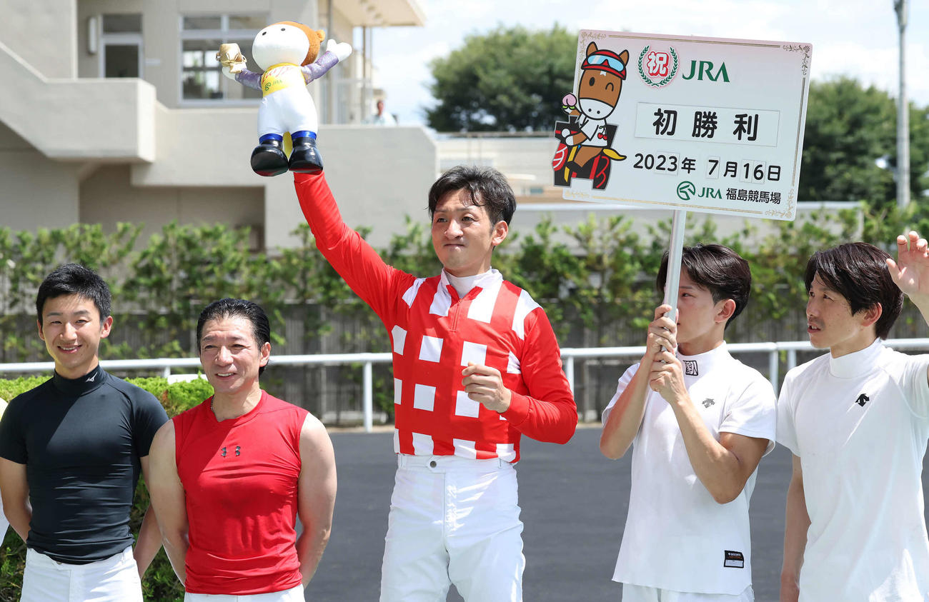 福島1R、オーキッドロマンスで2歳未勝利戦を制してJRA初勝利を挙げた吉村騎手（撮影・丹羽敏通）