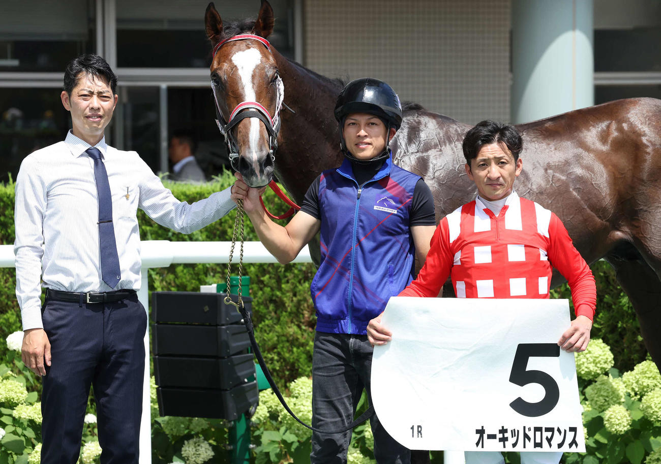 福島1R、2歳未勝利戦を制したオーキッドロマンスの口取りをする吉村騎手（撮影・丹羽敏通）