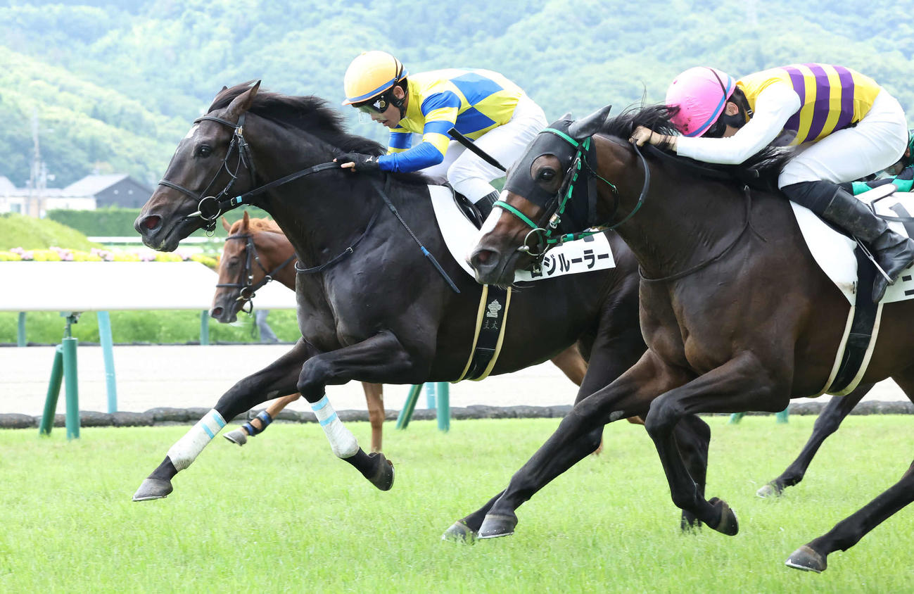 福島2R、2歳未勝利戦を制したロジルーラーと戸崎騎手（左）（撮影・丹羽敏通）