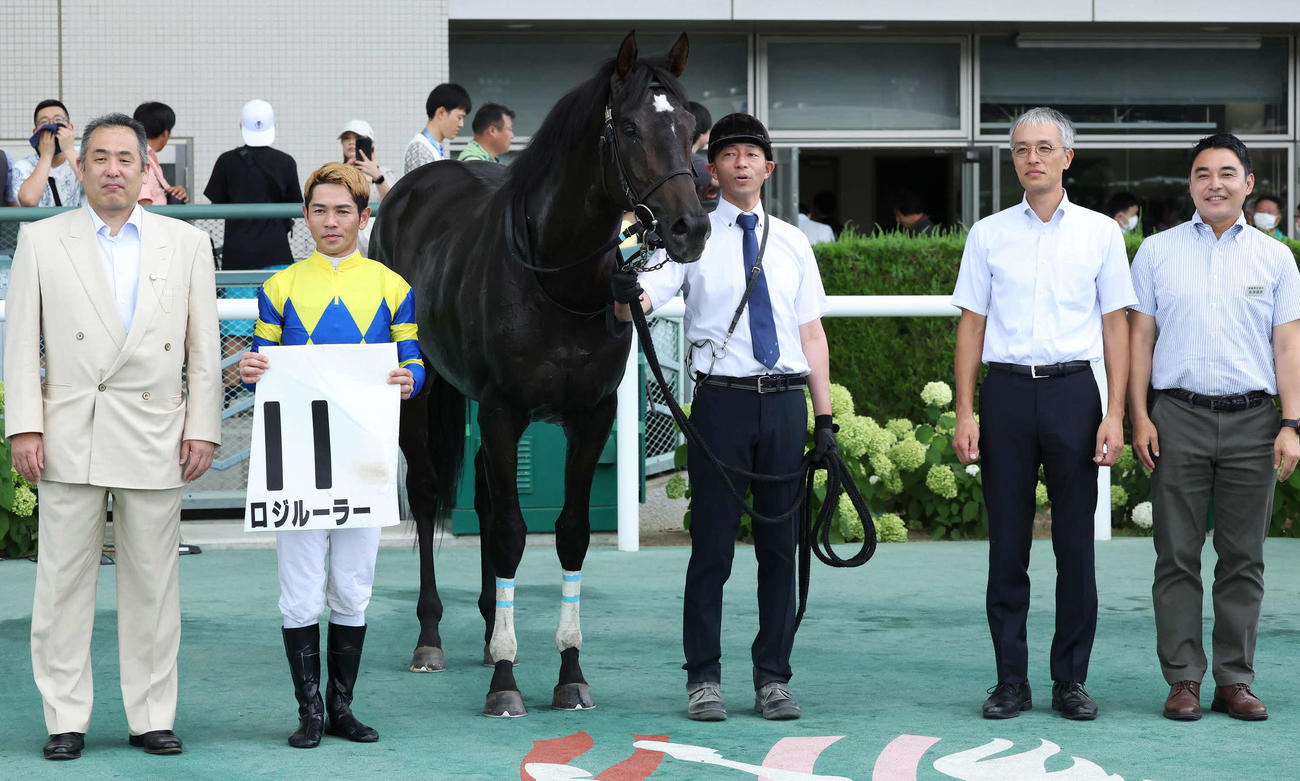 福島2R、2歳未勝利戦を制したロジルーラーの口取りをする戸崎騎手（撮影・丹羽敏通）