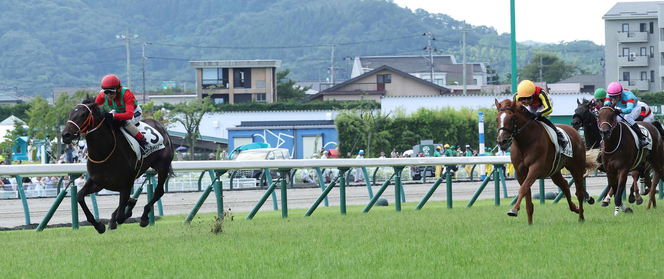 福島5R、デビュー戦を快勝したコスモディナーと松岡騎手（撮影・丹羽敏通）