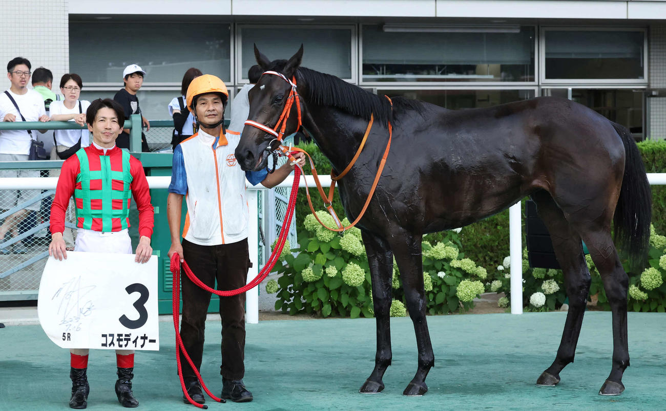 福島5R、デビュー戦を快勝したコスモディナーの口取りをする松岡騎手（撮影・丹羽敏通）