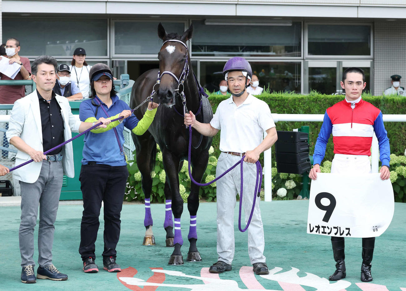 福島6R、デビュー戦を制したレオエンプレスの口取りをする永野騎手（撮影・丹羽敏通）
