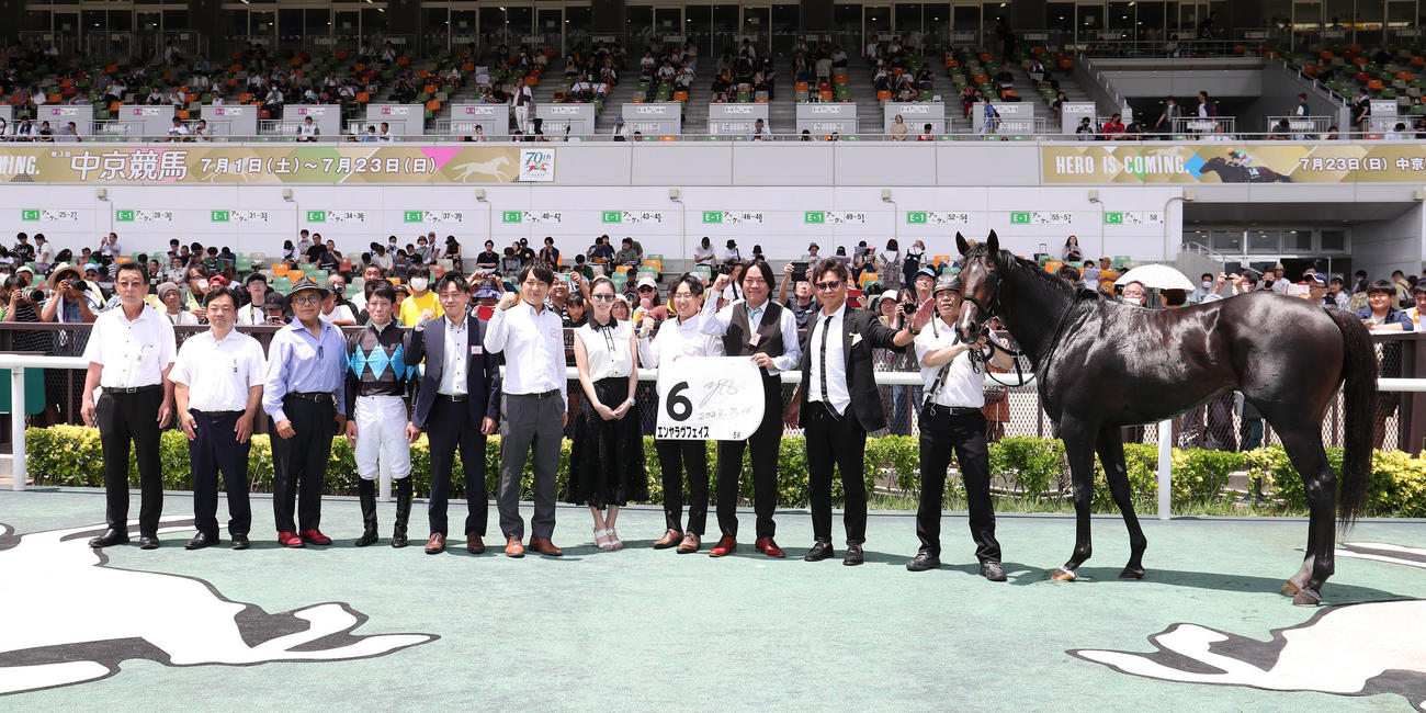 中京5R、新馬戦を快勝したエンヤラヴフェイスと口取りに並ぶ菱田騎手（左から4人目）（撮影・白石智彦）