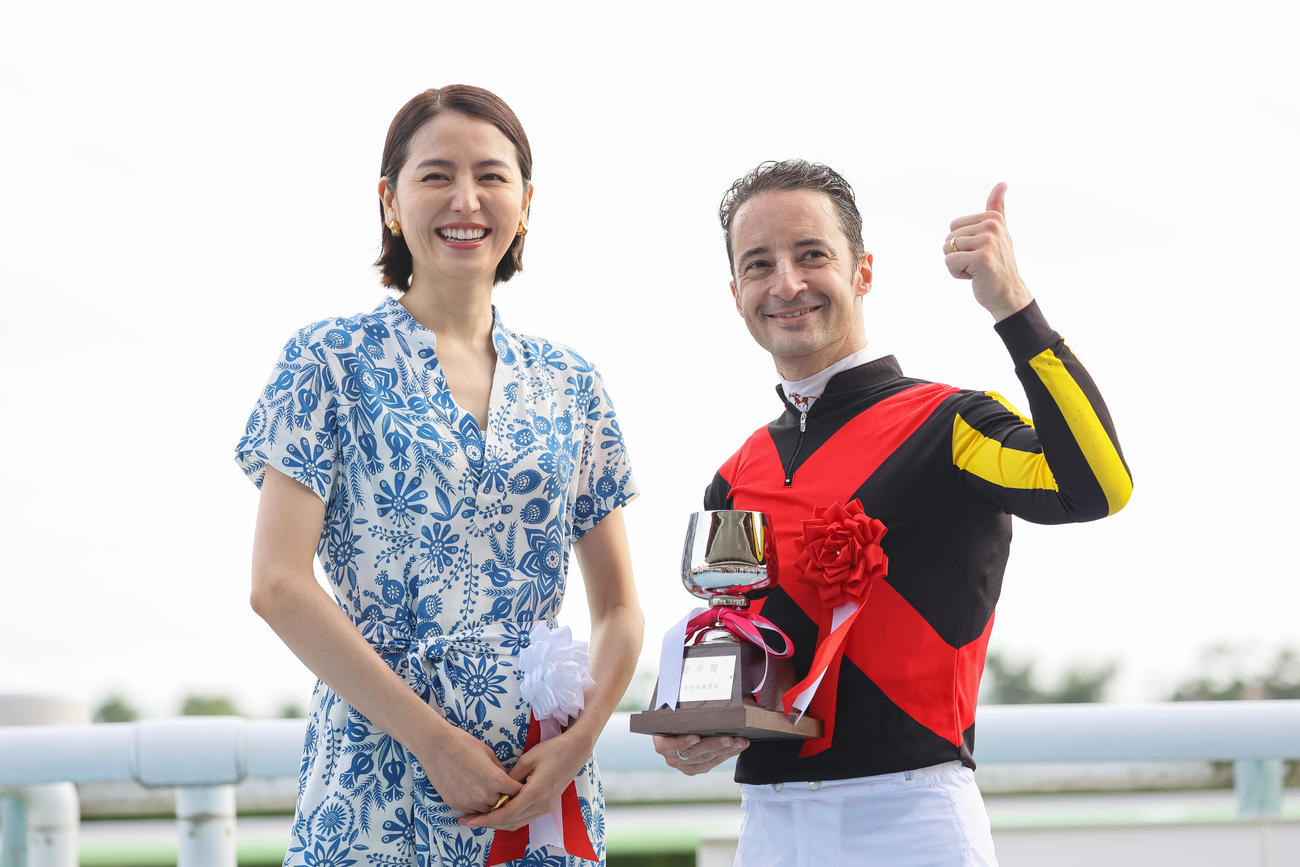 ゲストプレゼンターの長澤まさみと記念撮影するルメール騎手（撮影・村野早祐）
