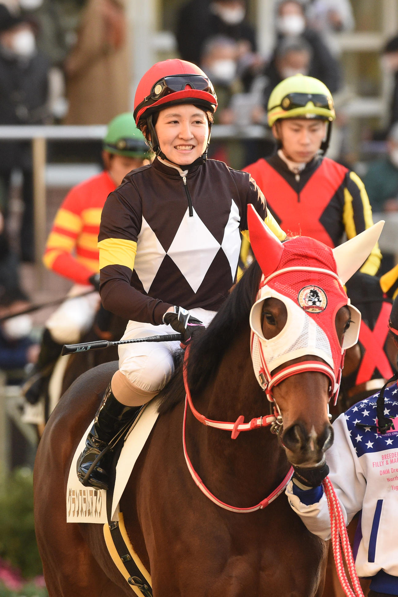 パドックを回るグランスラムアスクと古川奈穂騎手（2023年1月7日撮影）