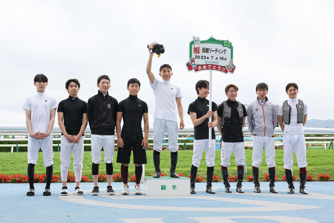 18勝をあげ函館リーディングに輝いた佐々木騎手（中央）（撮影・村野早祐）