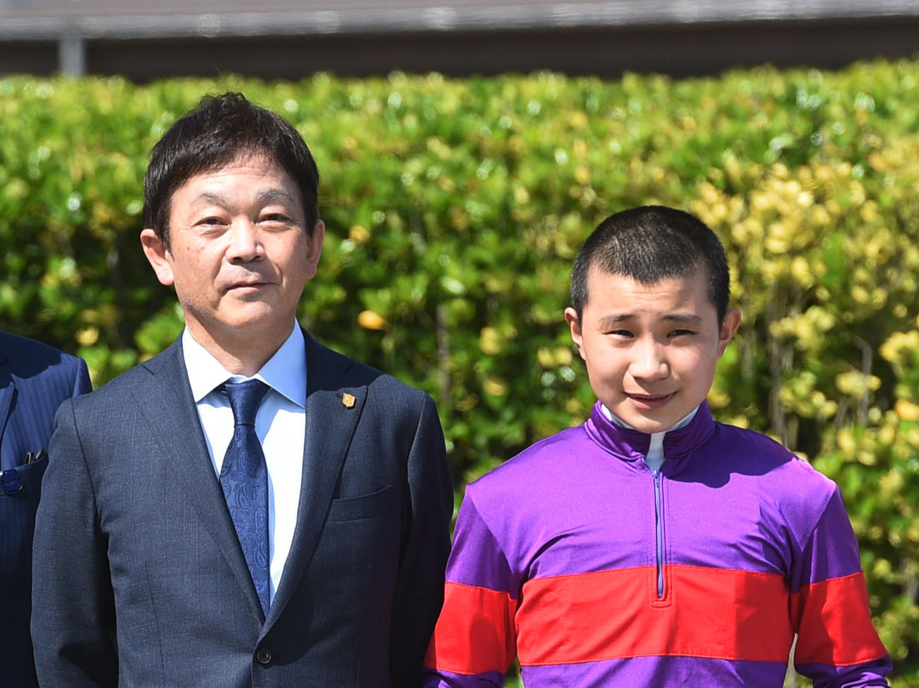 JRA初勝利を挙げた佐々木大輔騎手（右）と菊川正達調教師（2022年4月撮影）