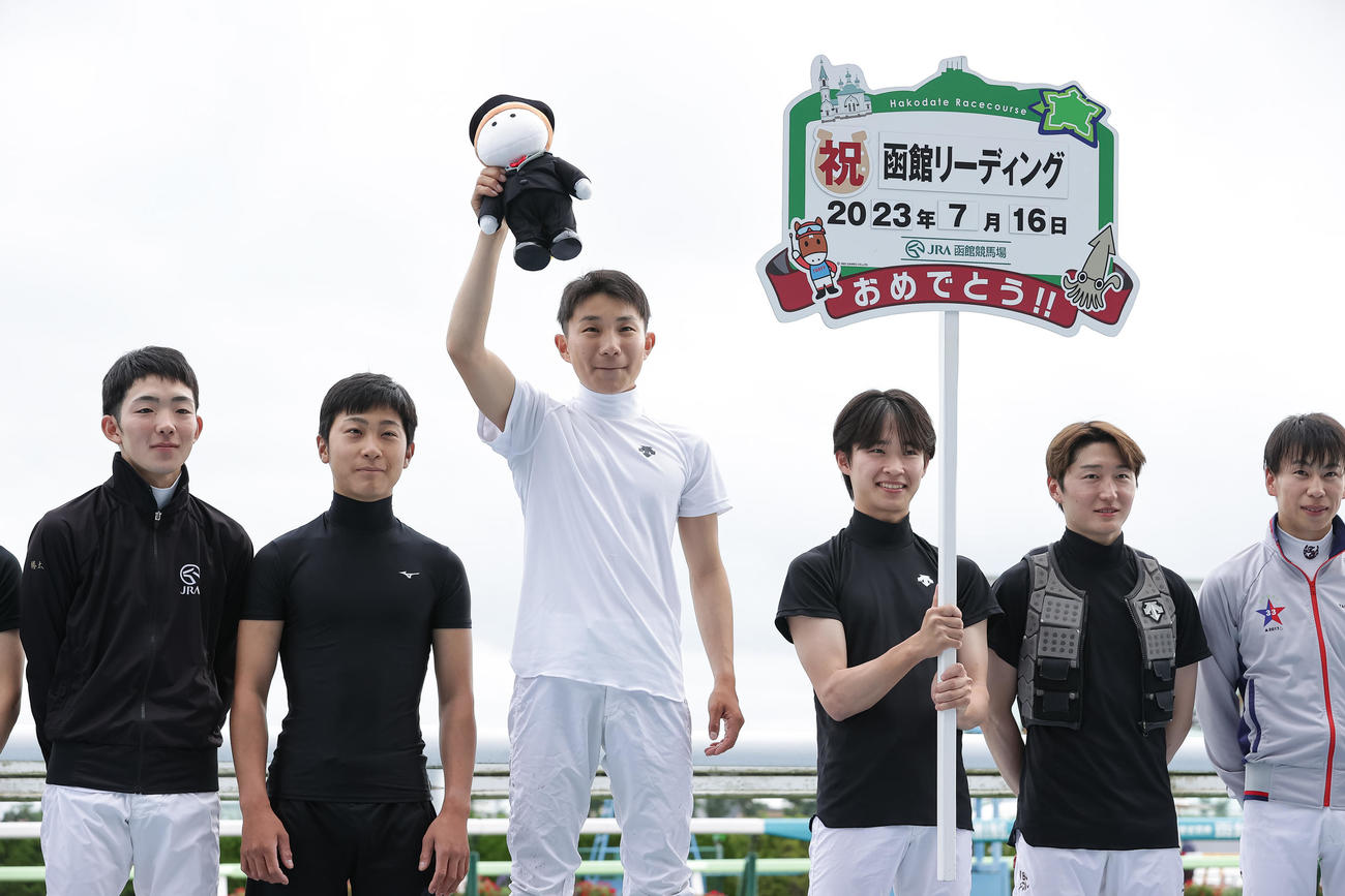 18勝をあげ函館リーディングに輝いた佐々木騎手（中央）（撮影・村野早祐）