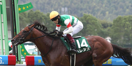 逃げ切って中京記念を制したベレヌス(撮影・白石智彦)=2022年7月24日、小倉競馬場