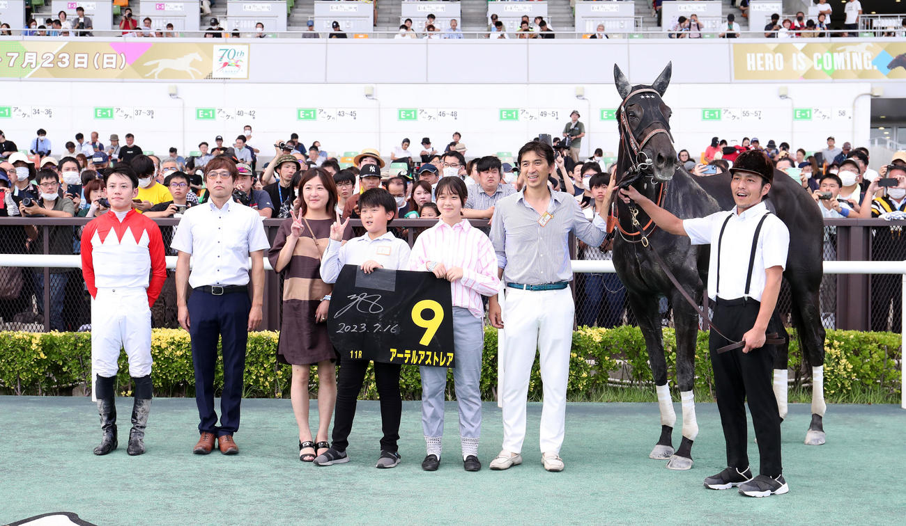 中京11R、名鉄杯を制したアーテルアストレアと口取りに並ぶ菱田騎手（左）（撮影・白石智彦）