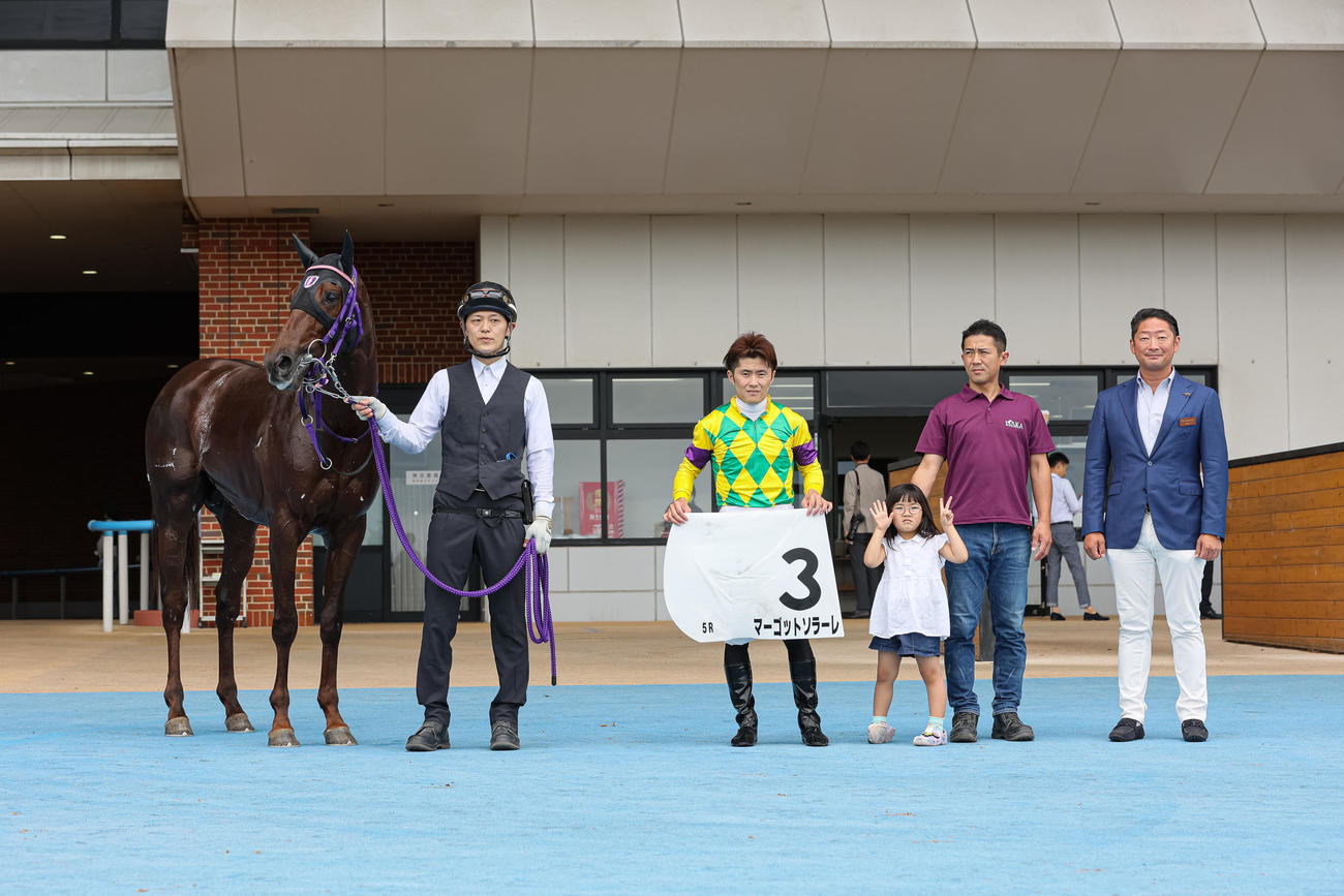 函館5R、デビュー戦を制したマーゴットソラーレと西村騎手（中央）（撮影・村野早祐）