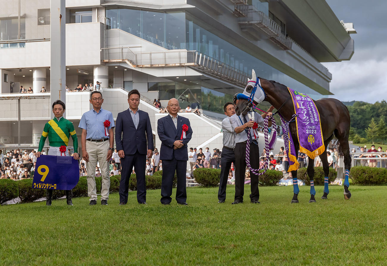 マーキュリーCを制したウィルソンテソーロと口取りに並ぶ川田騎手（左）ら関係者（岩手県競馬組合提供）
