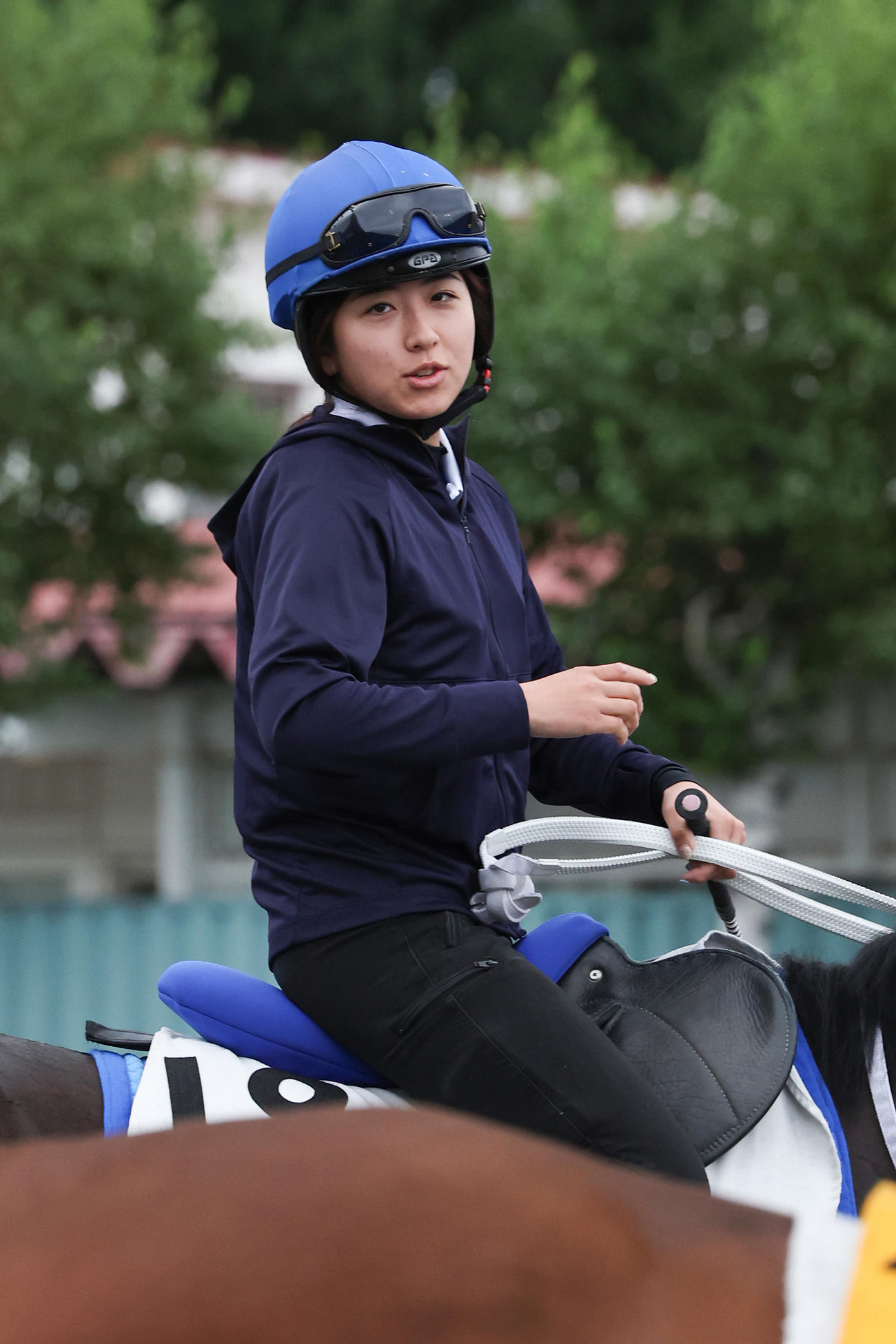 札幌競馬場で調教騎乗に励む今村聖奈騎手