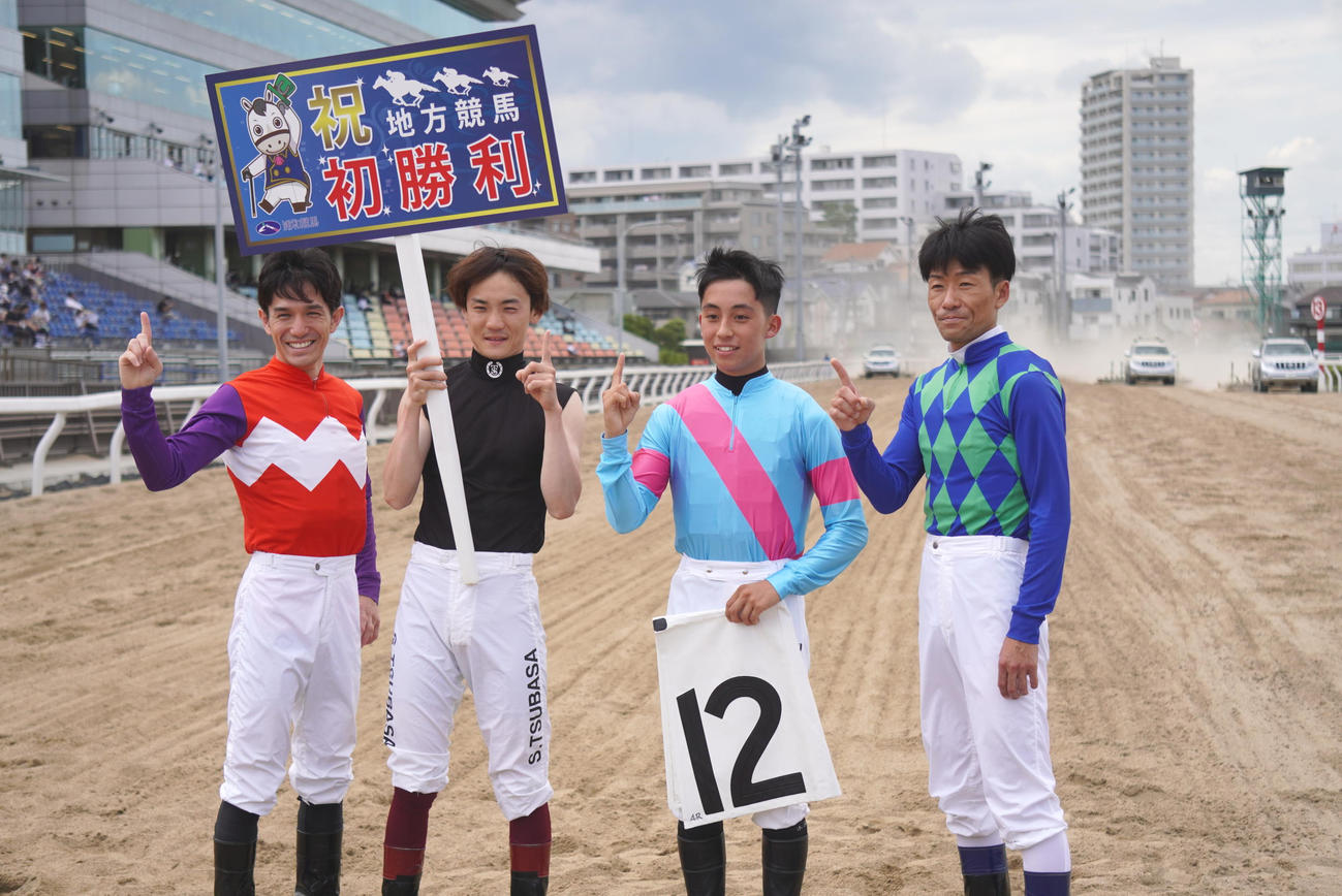 デビュー初勝利を飾った木沢奨騎手（右から2人目）