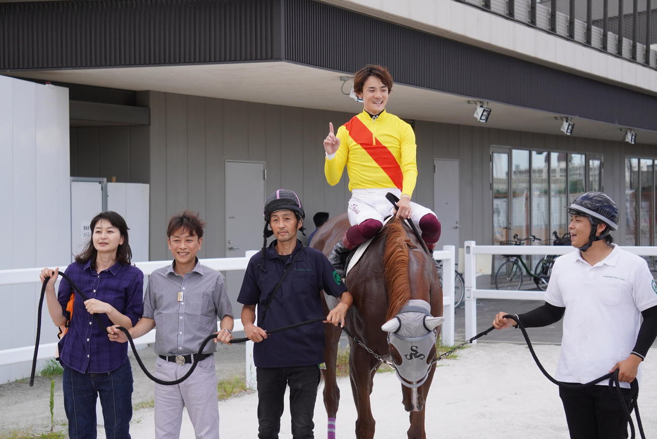 開業後の初勝利を挙げた左海誠二師（左から2人目）