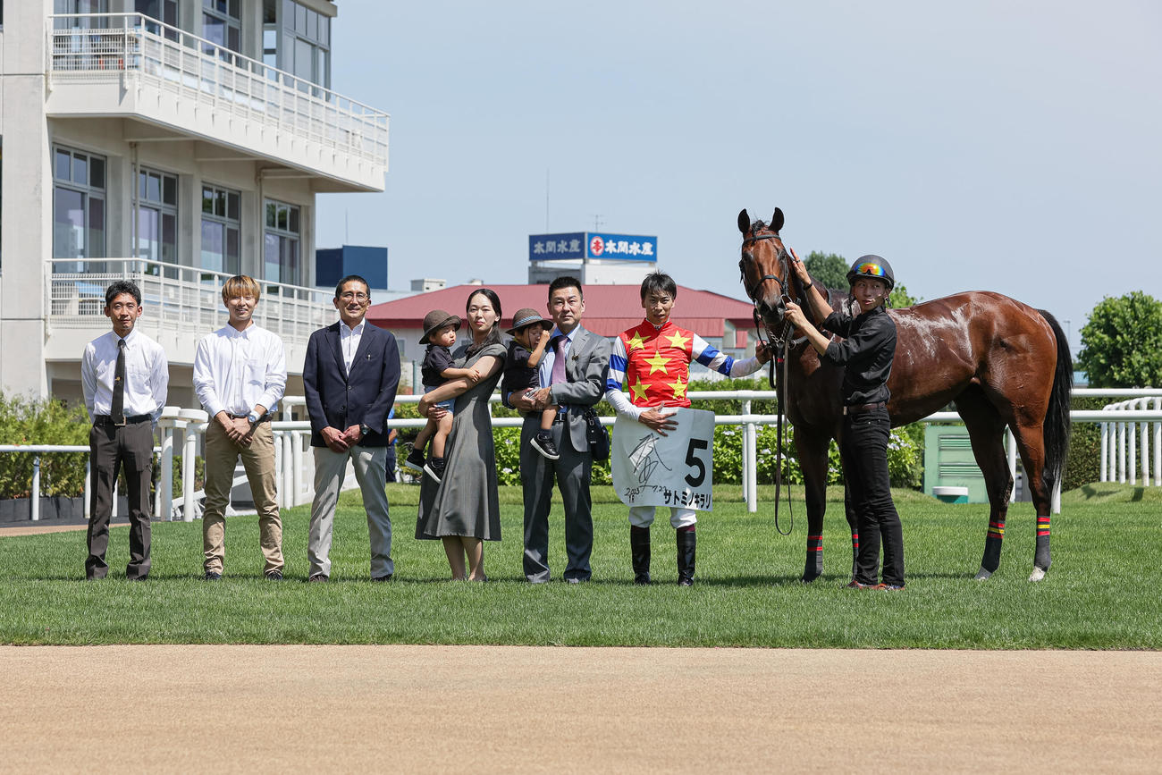 札幌1R、2歳未勝利を制したサトミノキラリと横山武騎手（撮影・村野早祐）